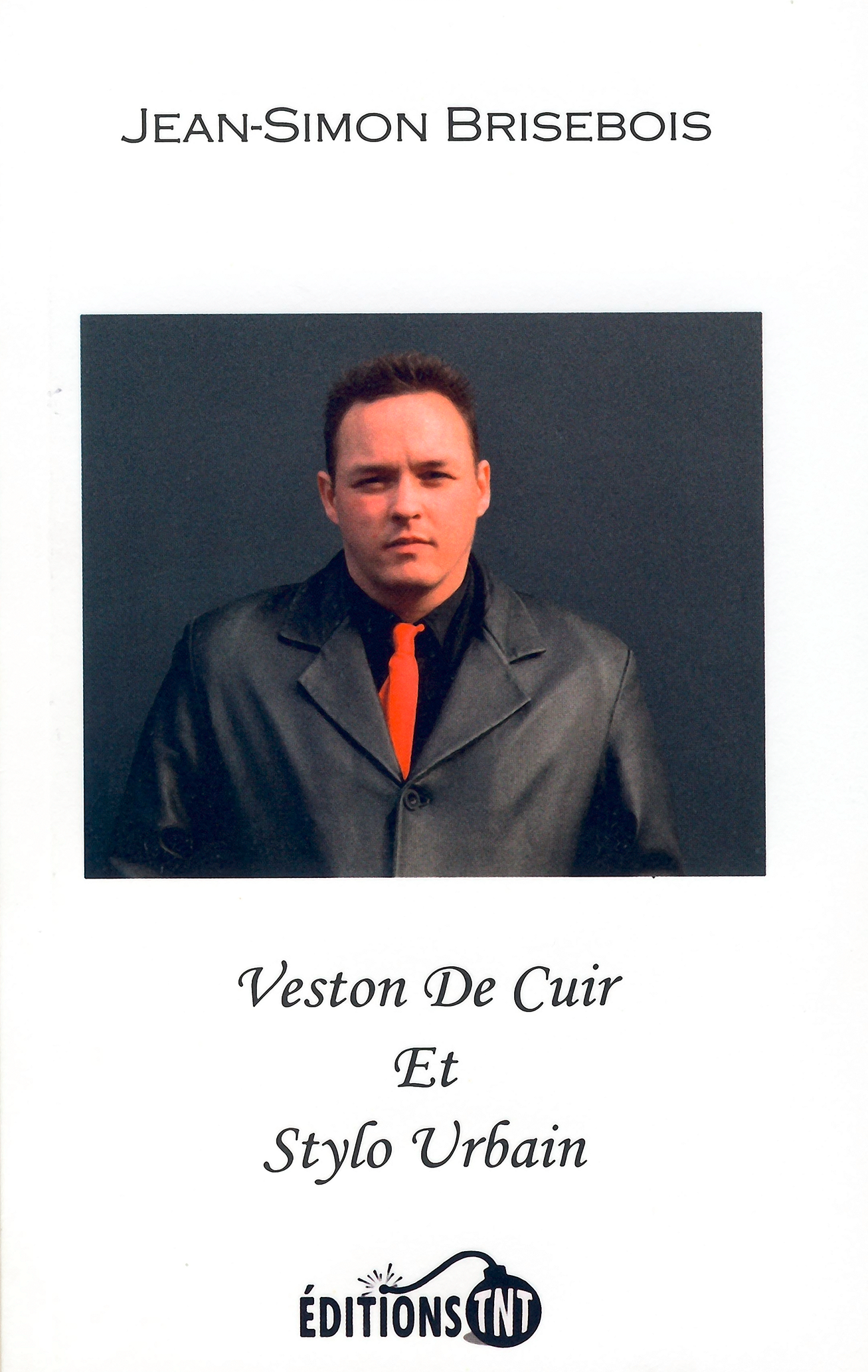 Veston de cuir et stylo urbain